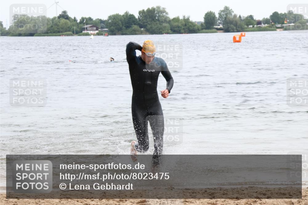 15.06.2025 - 27. Vierlanden-Triathlon Lena Gebhardt http://msf.ph/oto/8023475 15.06.2025 10:53:05 Schwimmen 638 meine-sportfotos.de
