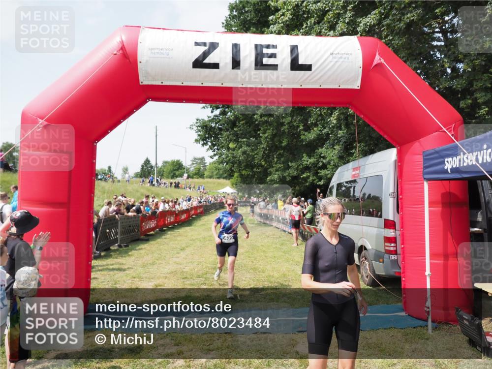 21.06.2025 - 27. Vierlanden-Triathlon MichiJ http://msf.ph/oto/8023484 15.06.2026 11:39:17 Ziel 489, 536 meine-sportfotos.de