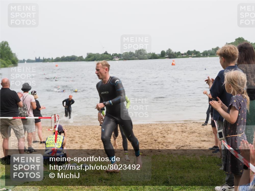21.06.2025 - 27. Vierlanden-Triathlon MichiJ http://msf.ph/oto/8023492 15.06.2026 10:54:36 Schwimmen 695, 713, 715, 749 meine-sportfotos.de