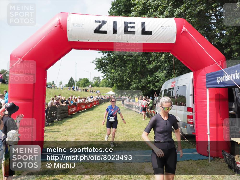 21.06.2025 - 27. Vierlanden-Triathlon MichiJ http://msf.ph/oto/8023493 15.06.2026 11:39:17 Ziel 489, 536 meine-sportfotos.de