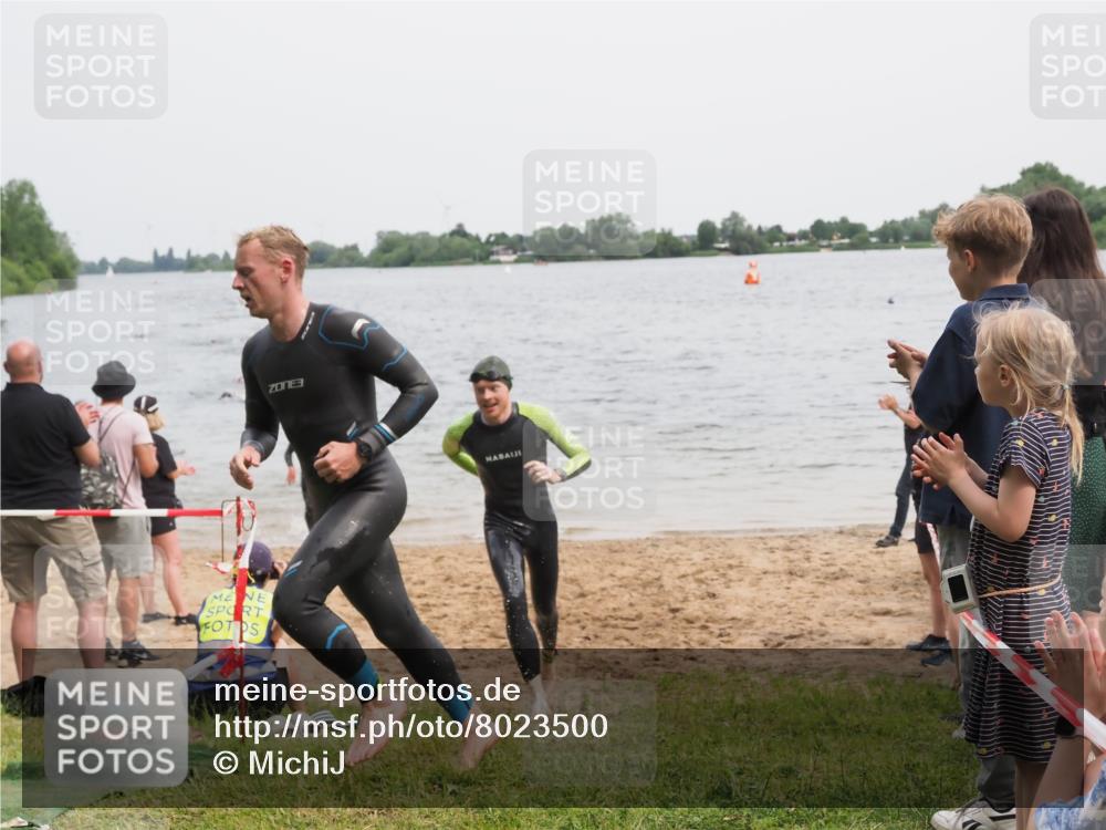 21.06.2025 - 27. Vierlanden-Triathlon MichiJ http://msf.ph/oto/8023500 15.06.2026 10:54:37 Schwimmen 695, 713, 715, 749 meine-sportfotos.de