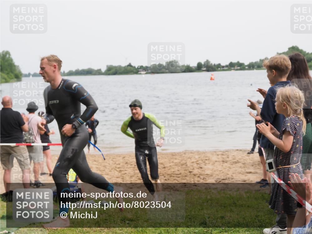 21.06.2025 - 27. Vierlanden-Triathlon MichiJ http://msf.ph/oto/8023504 15.06.2026 10:54:37 Schwimmen 695, 713, 715, 749 meine-sportfotos.de