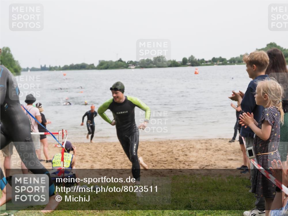 21.06.2025 - 27. Vierlanden-Triathlon MichiJ http://msf.ph/oto/8023511 15.06.2026 10:54:37 Schwimmen 695, 713, 715, 749 meine-sportfotos.de