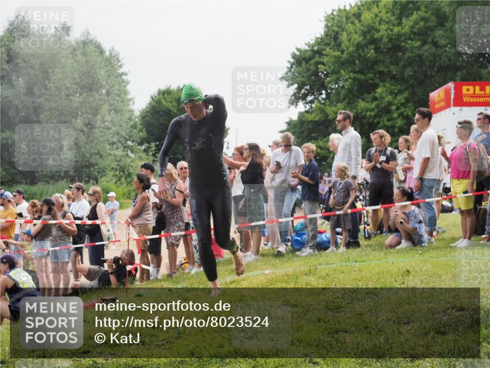 15.06.2025 - 27. Vierlanden-Triathlon KatJ http://msf.ph/oto/8023524 15.06.2025 10:56:35 Schwimmen 764, 771 meine-sportfotos.de