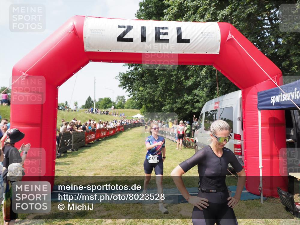21.06.2025 - 27. Vierlanden-Triathlon MichiJ http://msf.ph/oto/8023528 15.06.2026 11:39:18 Ziel 489, 536 meine-sportfotos.de