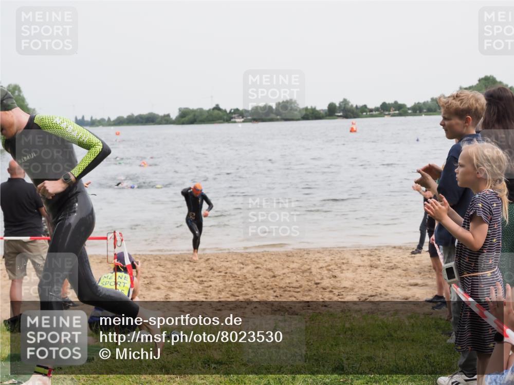 21.06.2025 - 27. Vierlanden-Triathlon MichiJ http://msf.ph/oto/8023530 15.06.2026 10:54:38 Schwimmen 695, 713, 715, 749 meine-sportfotos.de
