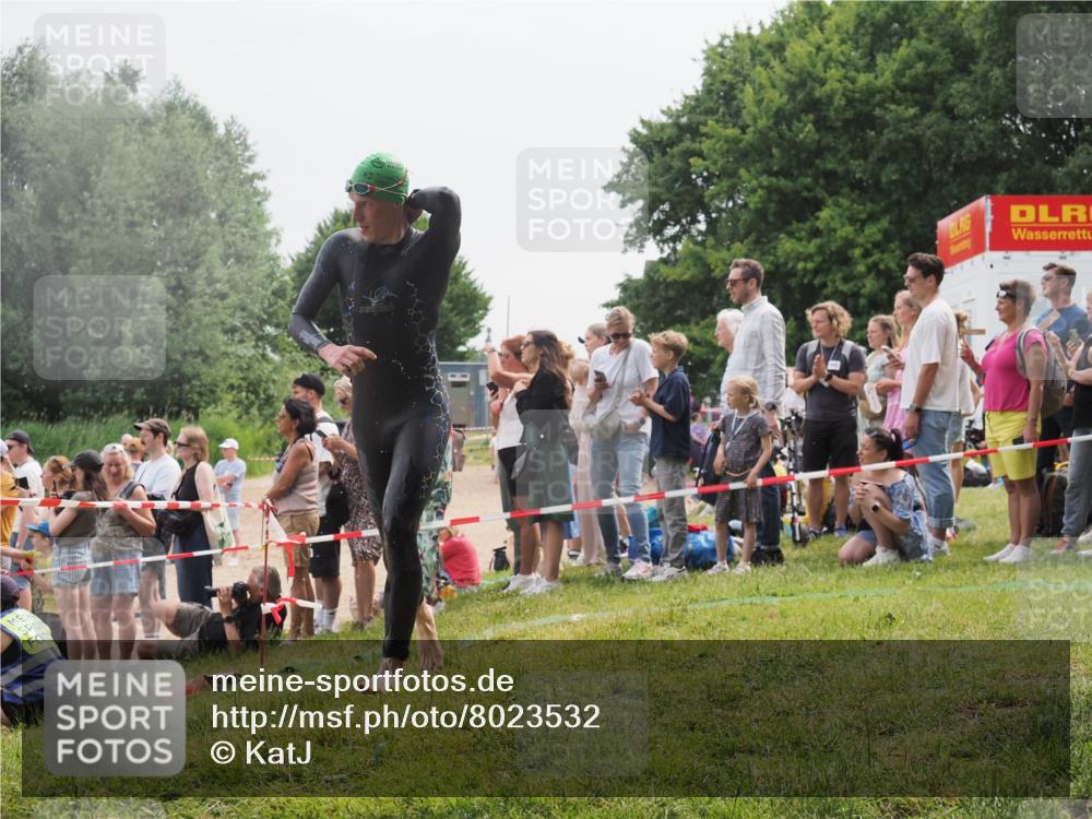 15.06.2025 - 27. Vierlanden-Triathlon KatJ http://msf.ph/oto/8023532 15.06.2025 10:56:35 Schwimmen 764, 771 meine-sportfotos.de