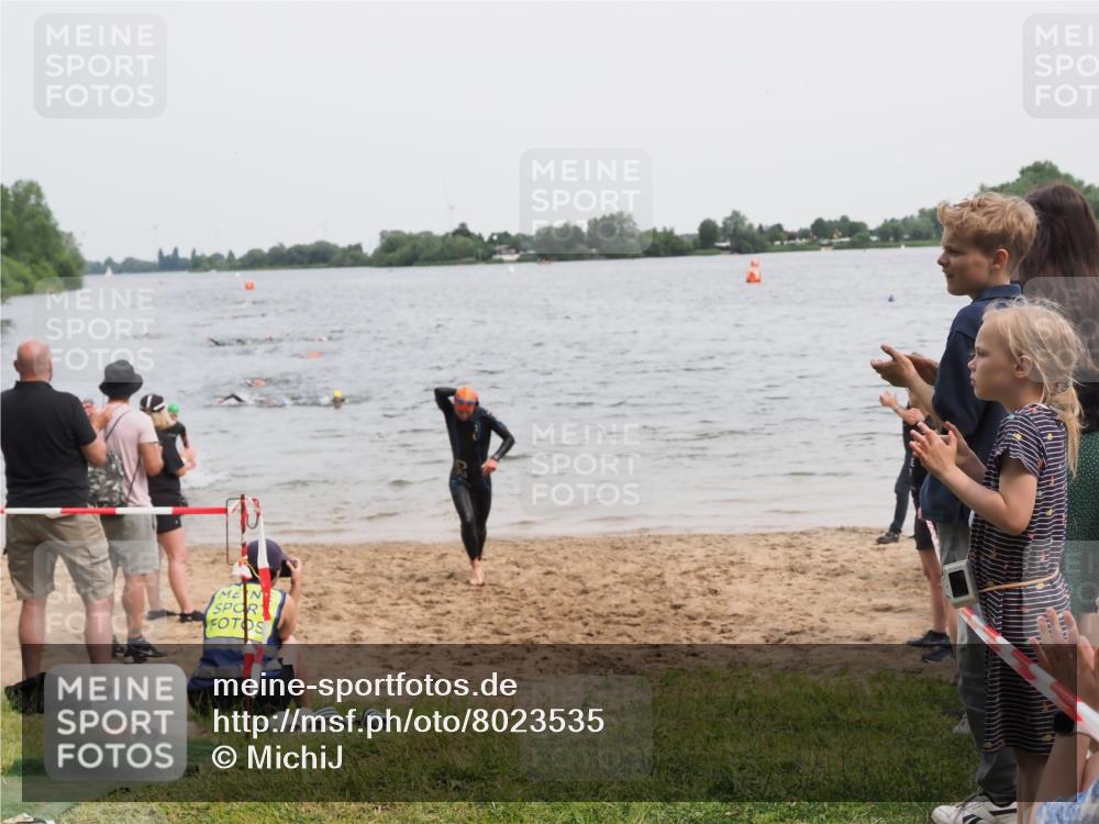 21.06.2025 - 27. Vierlanden-Triathlon MichiJ http://msf.ph/oto/8023535 15.06.2026 10:54:39 Schwimmen 695, 713, 715, 749 meine-sportfotos.de