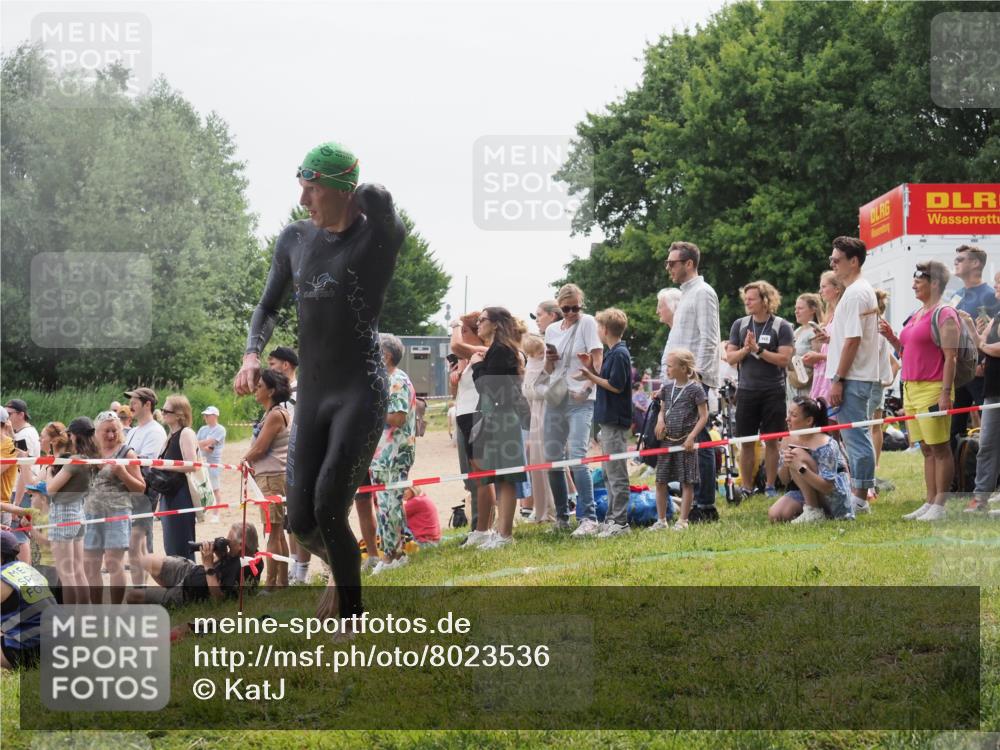 15.06.2025 - 27. Vierlanden-Triathlon KatJ http://msf.ph/oto/8023536 15.06.2025 10:56:35 Schwimmen 764, 771 meine-sportfotos.de