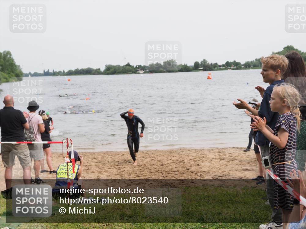 21.06.2025 - 27. Vierlanden-Triathlon MichiJ http://msf.ph/oto/8023540 15.06.2026 10:54:39 Schwimmen 695, 713, 715, 749 meine-sportfotos.de