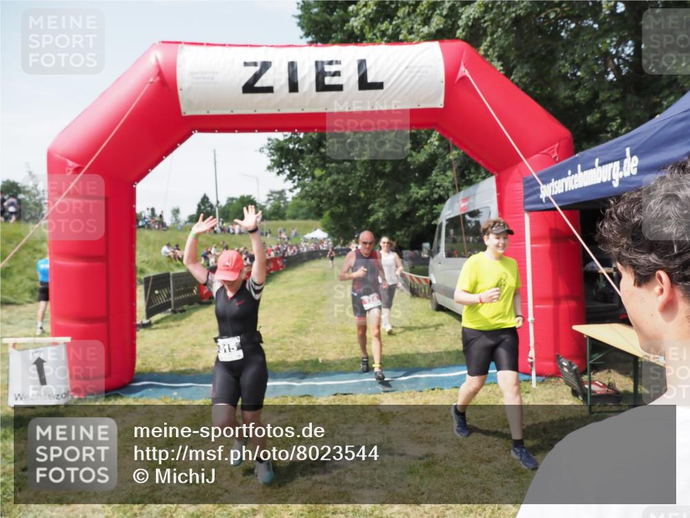 21.06.2025 - 27. Vierlanden-Triathlon MichiJ http://msf.ph/oto/8023544 15.06.2026 11:46:36 Ziel 174, 515, 620 meine-sportfotos.de