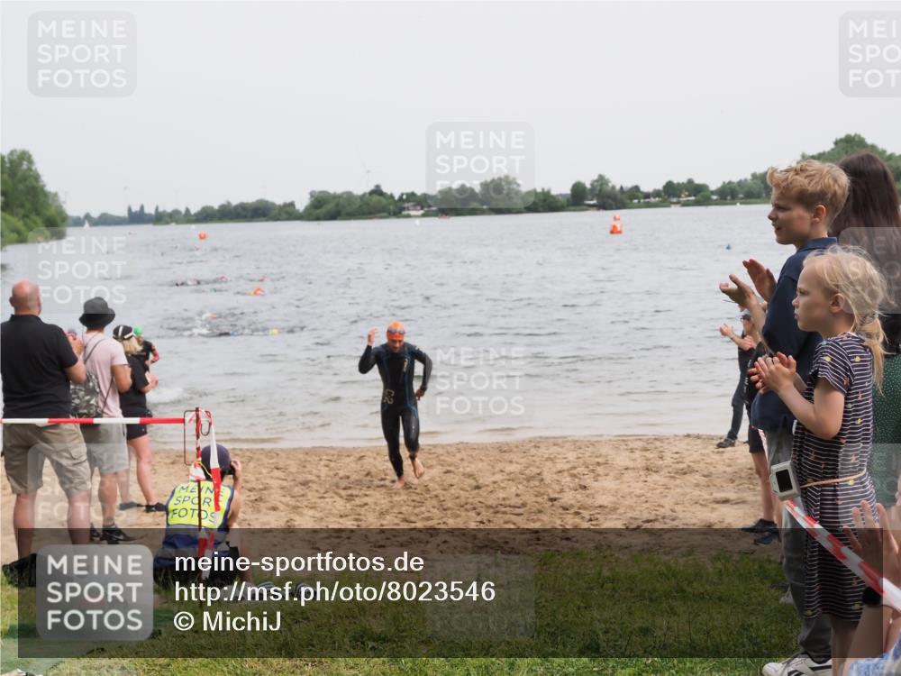 21.06.2025 - 27. Vierlanden-Triathlon MichiJ http://msf.ph/oto/8023546 15.06.2026 10:54:39 Schwimmen 695, 713, 715, 749 meine-sportfotos.de