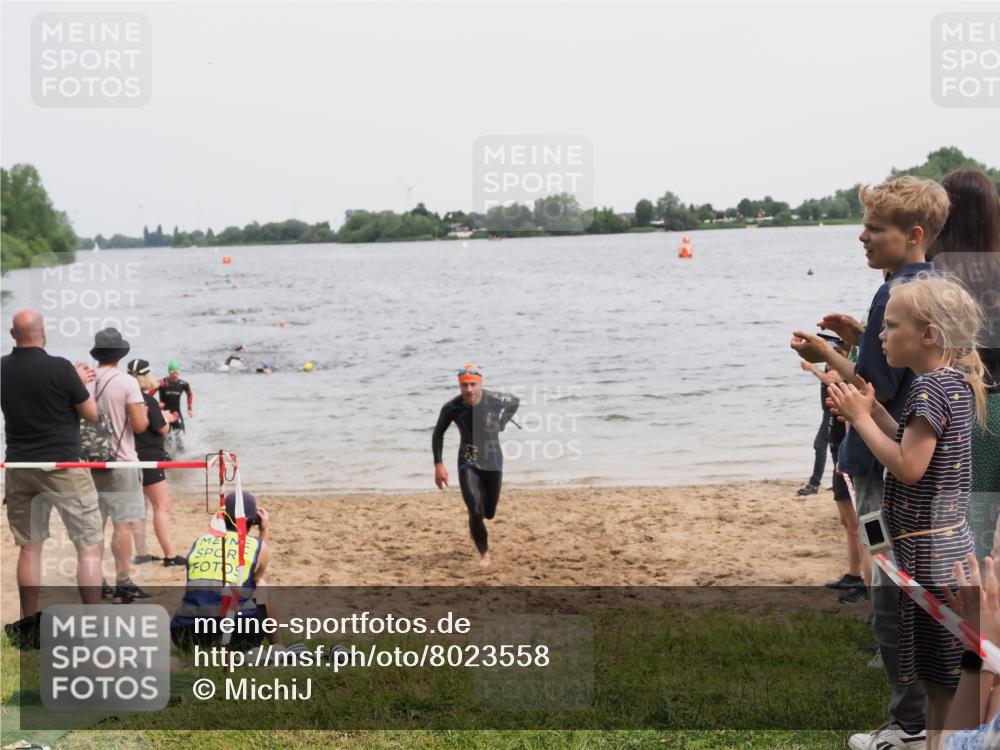 21.06.2025 - 27. Vierlanden-Triathlon MichiJ http://msf.ph/oto/8023558 15.06.2026 10:54:39 Schwimmen 695, 713, 715, 749 meine-sportfotos.de