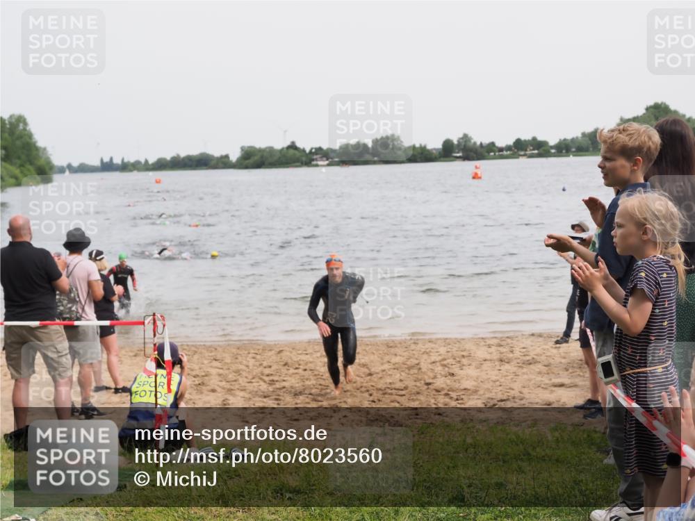21.06.2025 - 27. Vierlanden-Triathlon MichiJ http://msf.ph/oto/8023560 15.06.2026 10:54:39 Schwimmen 695, 713, 715, 749 meine-sportfotos.de