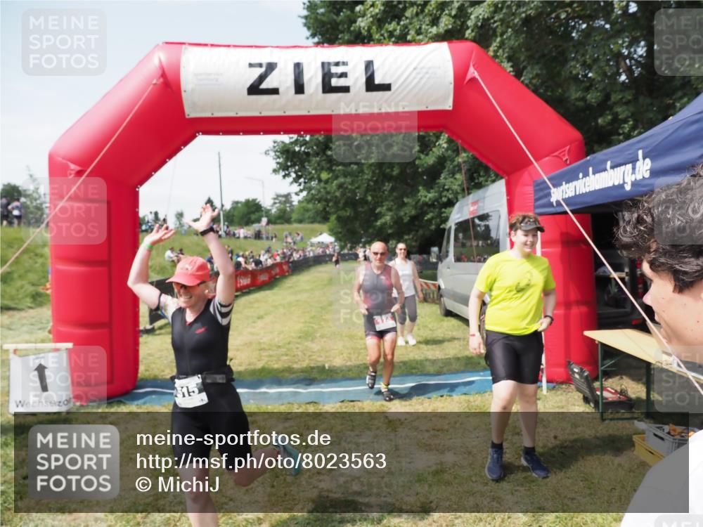 21.06.2025 - 27. Vierlanden-Triathlon MichiJ http://msf.ph/oto/8023563 15.06.2026 11:46:37 Ziel 174, 515, 620 meine-sportfotos.de