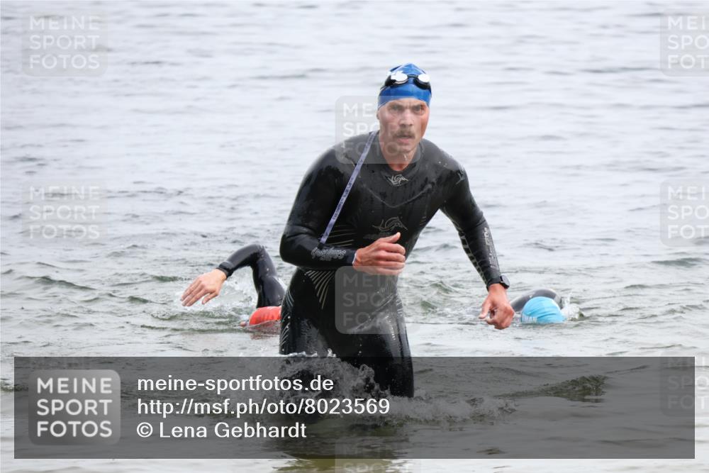 15.06.2025 - 27. Vierlanden-Triathlon Lena Gebhardt http://msf.ph/oto/8023569 15.06.2025 10:53:45 Schwimmen 650, 726 meine-sportfotos.de