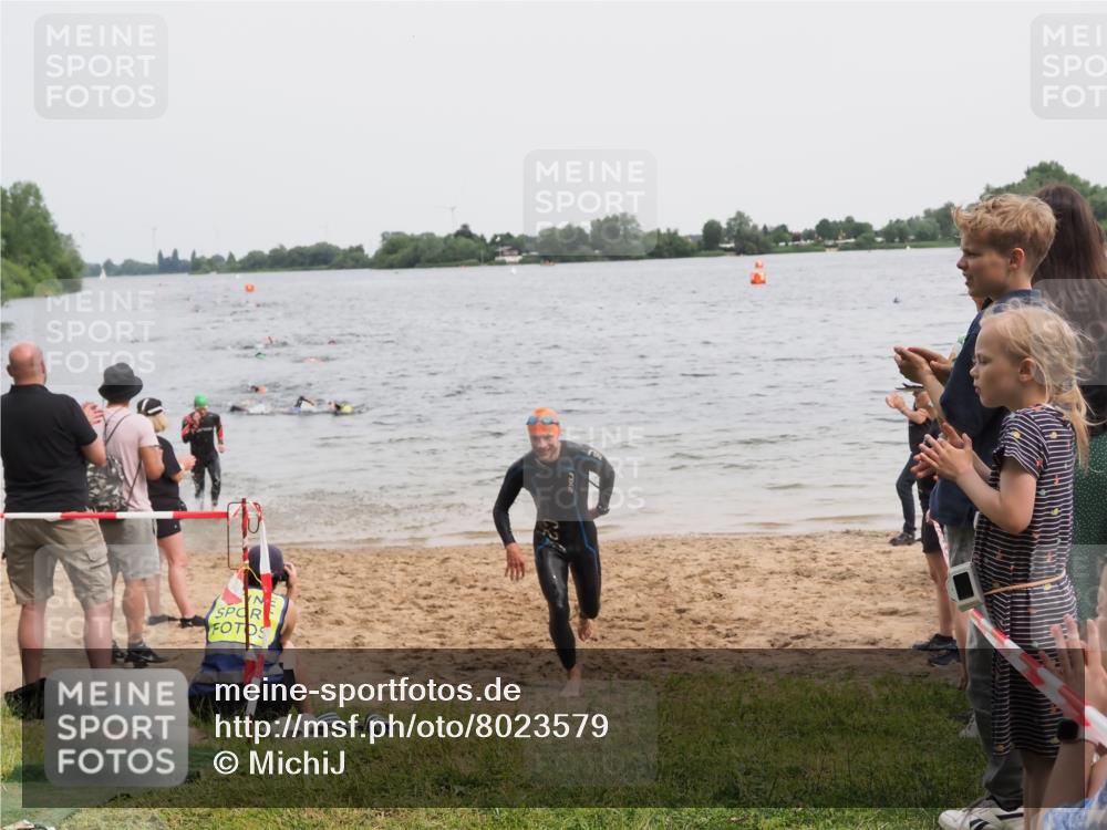 21.06.2025 - 27. Vierlanden-Triathlon MichiJ http://msf.ph/oto/8023579 15.06.2026 10:54:40 Schwimmen 695, 713, 715, 749 meine-sportfotos.de