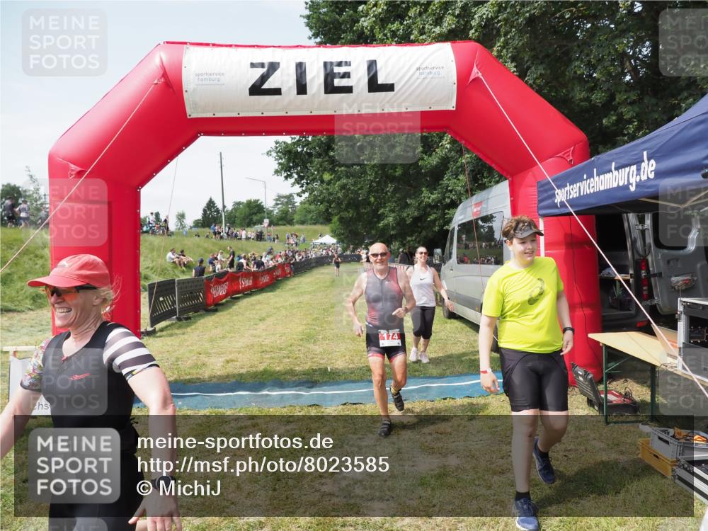 21.06.2025 - 27. Vierlanden-Triathlon MichiJ http://msf.ph/oto/8023585 15.06.2026 11:46:37 Ziel 174, 515, 620 meine-sportfotos.de