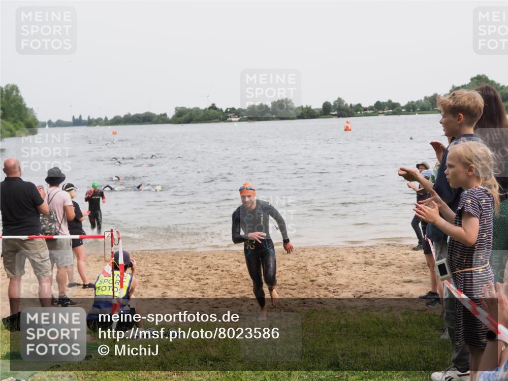 21.06.2025 - 27. Vierlanden-Triathlon MichiJ http://msf.ph/oto/8023586 15.06.2026 10:54:40 Schwimmen 695, 713, 715, 749 meine-sportfotos.de
