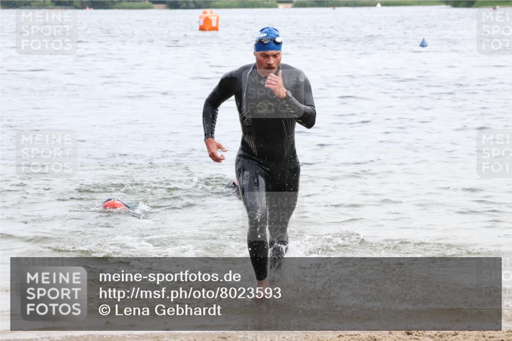 15.06.2025 - 27. Vierlanden-Triathlon Lena Gebhardt http://msf.ph/oto/8023593 15.06.2025 10:53:47 Schwimmen 650, 726 meine-sportfotos.de