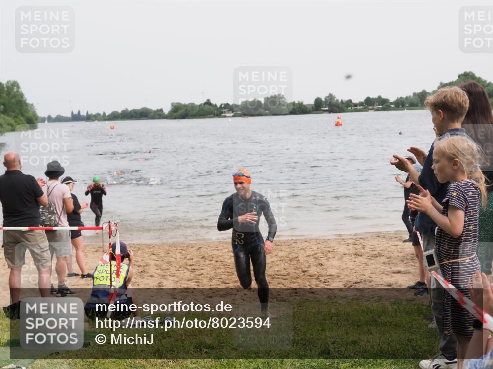 21.06.2025 - 27. Vierlanden-Triathlon MichiJ http://msf.ph/oto/8023594 15.06.2026 10:54:40 Schwimmen 695, 713, 715, 749 meine-sportfotos.de