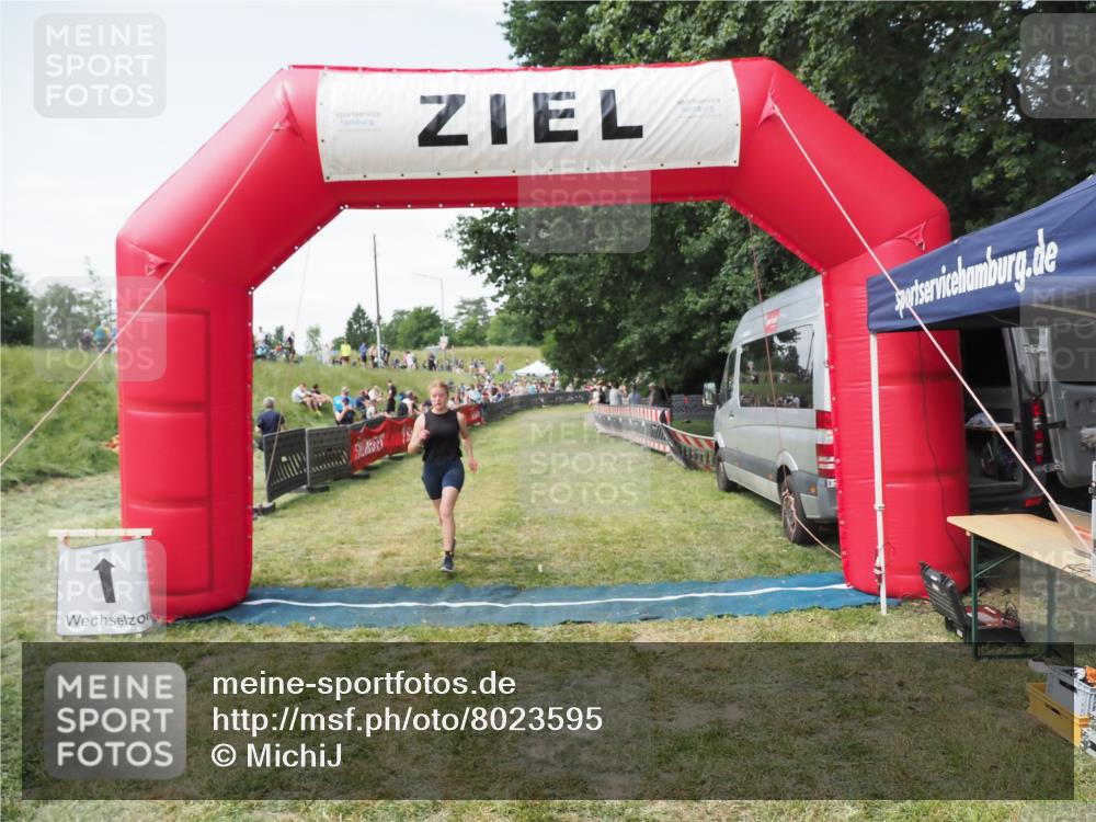 21.06.2025 - 27. Vierlanden-Triathlon MichiJ http://msf.ph/oto/8023595 15.06.2026 11:46:44 Ziel 516 meine-sportfotos.de