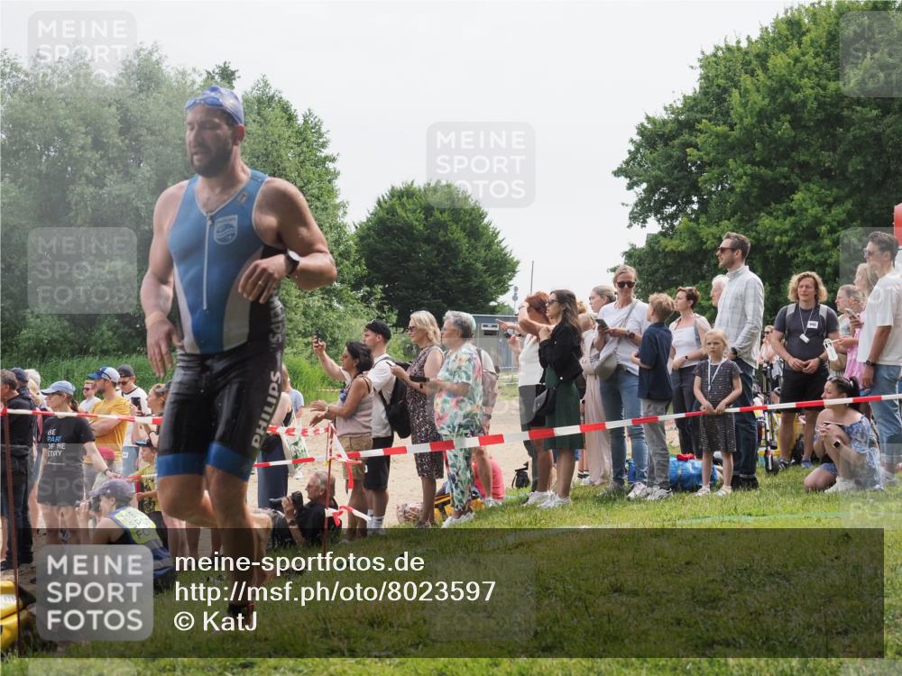 15.06.2025 - 27. Vierlanden-Triathlon KatJ http://msf.ph/oto/8023597 15.06.2025 10:56:44 Schwimmen 685, 691, 764 meine-sportfotos.de