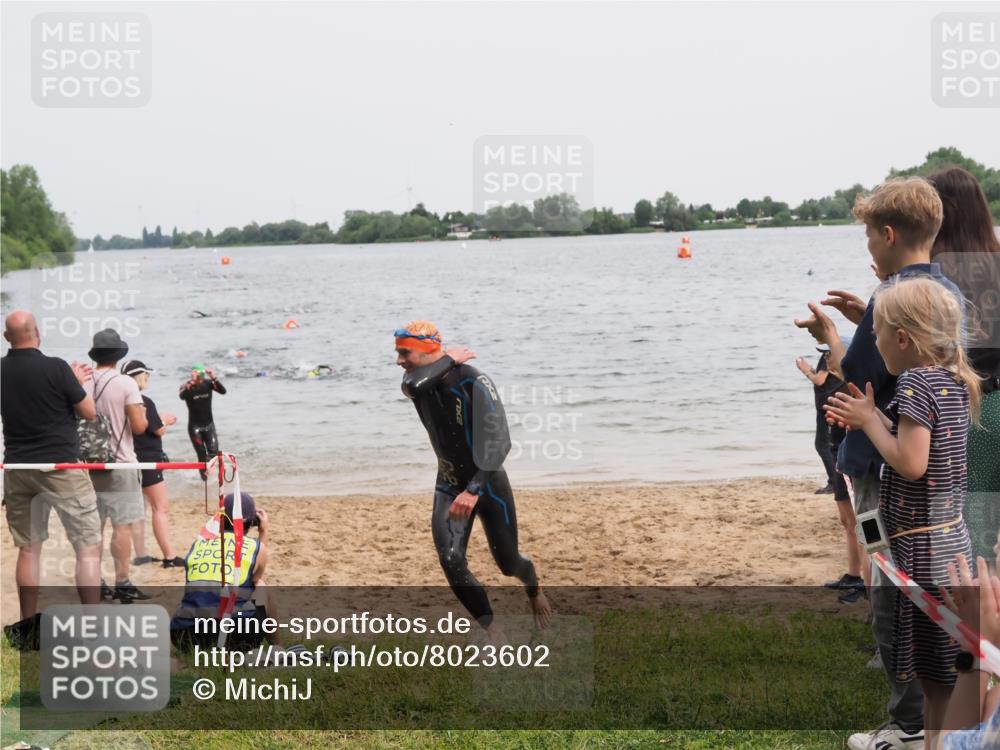21.06.2025 - 27. Vierlanden-Triathlon MichiJ http://msf.ph/oto/8023602 15.06.2026 10:54:41 Schwimmen 695, 713, 715, 749 meine-sportfotos.de