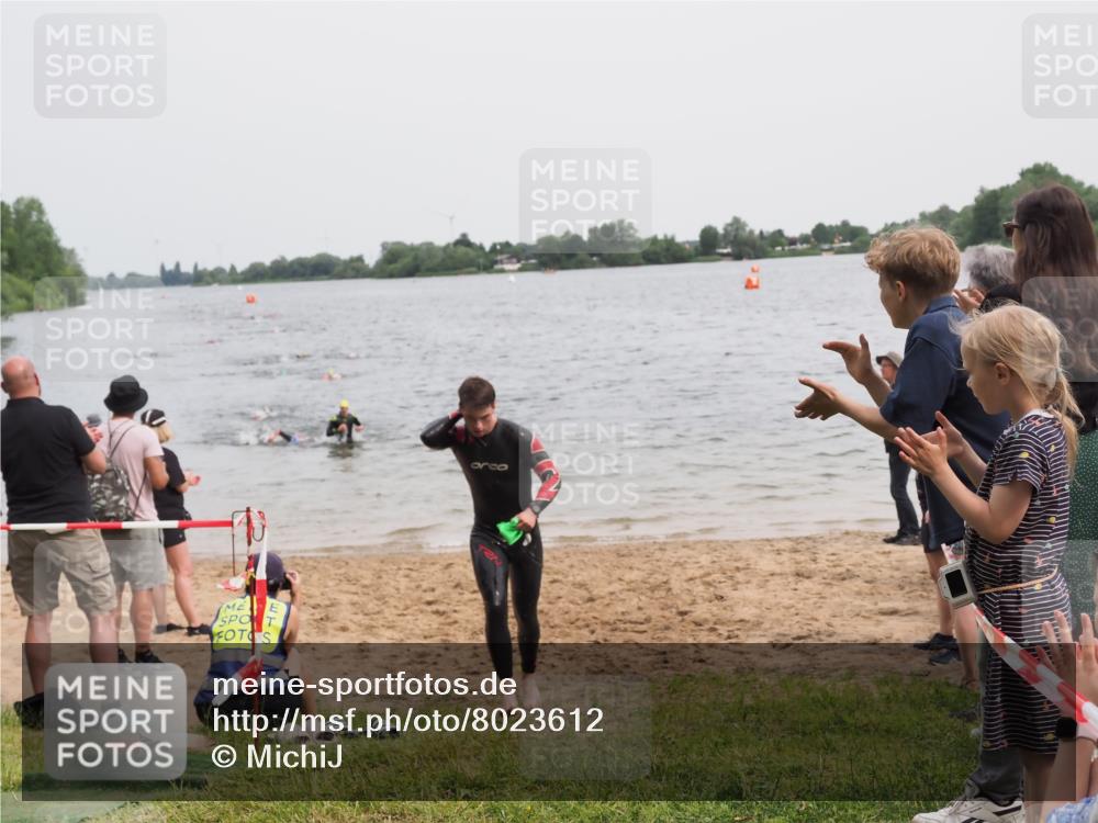 21.06.2025 - 27. Vierlanden-Triathlon MichiJ http://msf.ph/oto/8023612 15.06.2026 10:54:45 Schwimmen 695, 713 meine-sportfotos.de