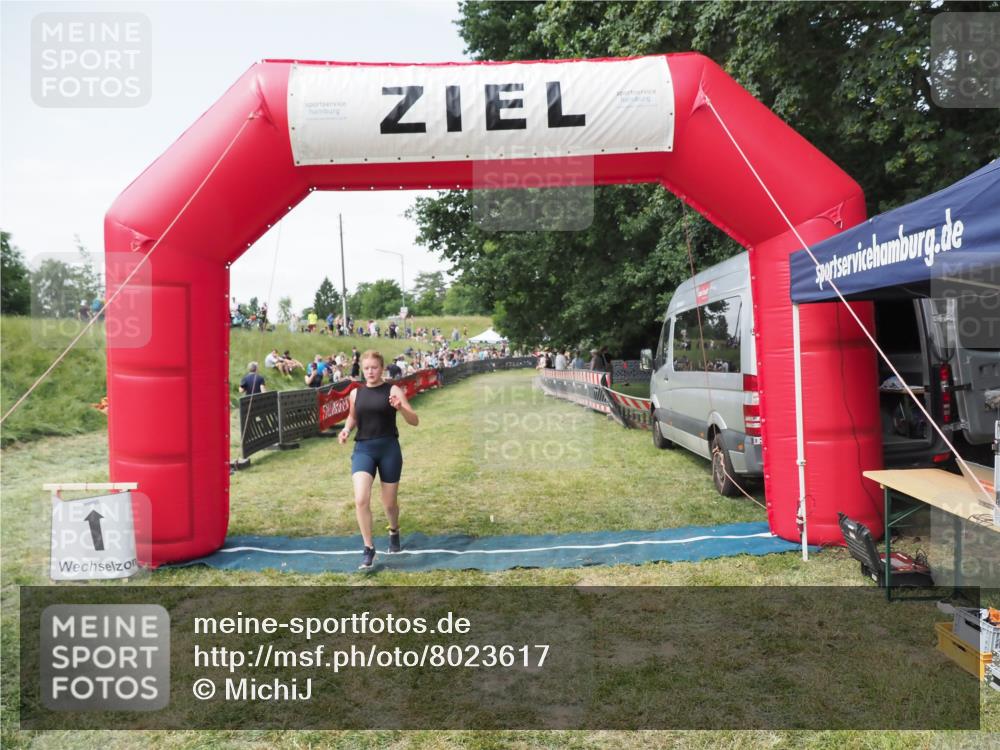 21.06.2025 - 27. Vierlanden-Triathlon MichiJ http://msf.ph/oto/8023617 15.06.2026 11:46:45 Ziel 516 meine-sportfotos.de