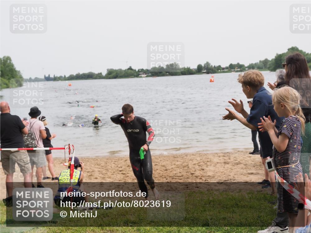21.06.2025 - 27. Vierlanden-Triathlon MichiJ http://msf.ph/oto/8023619 15.06.2026 10:54:45 Schwimmen 695, 713 meine-sportfotos.de