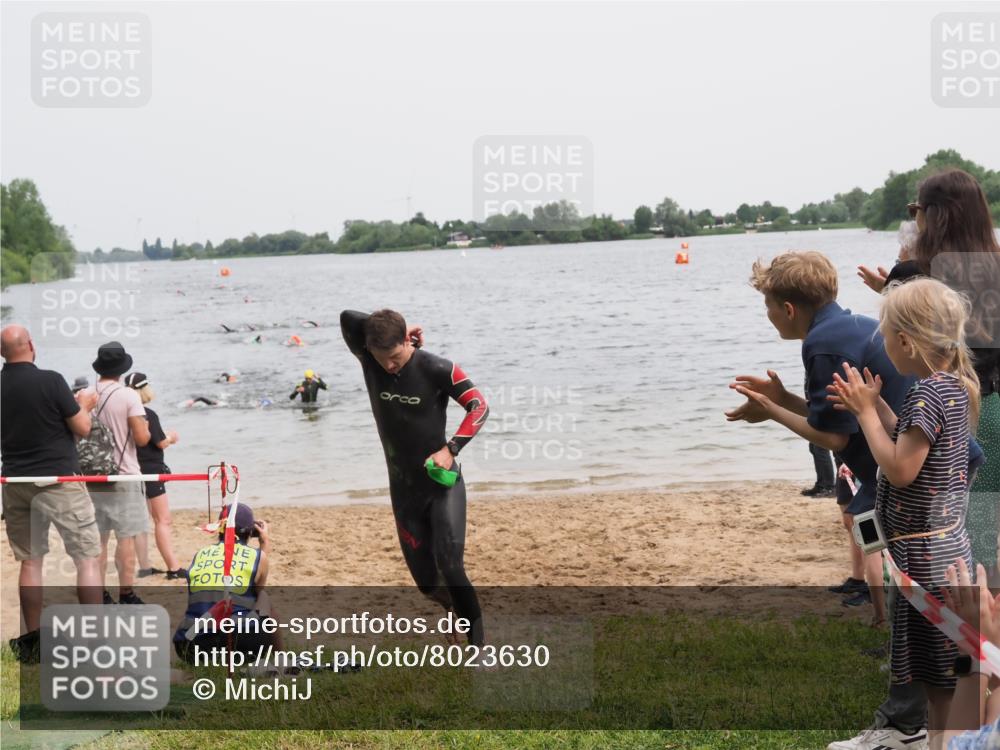 21.06.2025 - 27. Vierlanden-Triathlon MichiJ http://msf.ph/oto/8023630 15.06.2026 10:54:45 Schwimmen 695, 713 meine-sportfotos.de