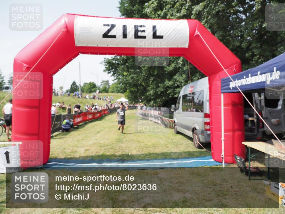 21.06.2025 - 27. Vierlanden-Triathlon MichiJ http://msf.ph/oto/8023636 15.06.2026 11:48:16 Ziel 295 meine-sportfotos.de