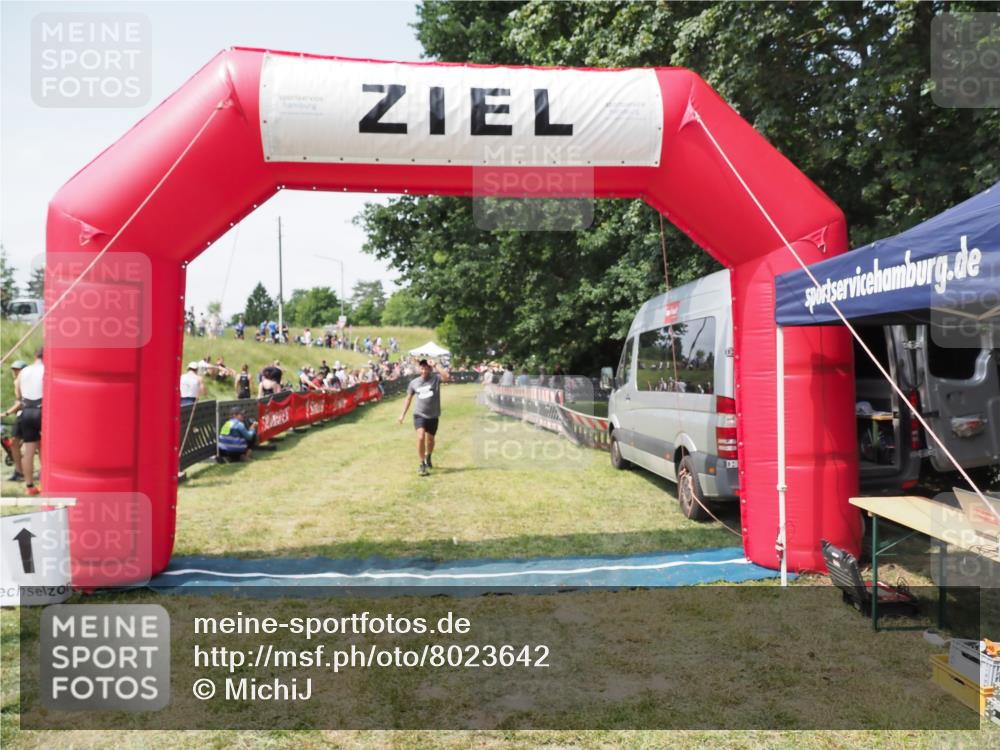 21.06.2025 - 27. Vierlanden-Triathlon MichiJ http://msf.ph/oto/8023642 15.06.2026 11:48:17 Ziel 295 meine-sportfotos.de