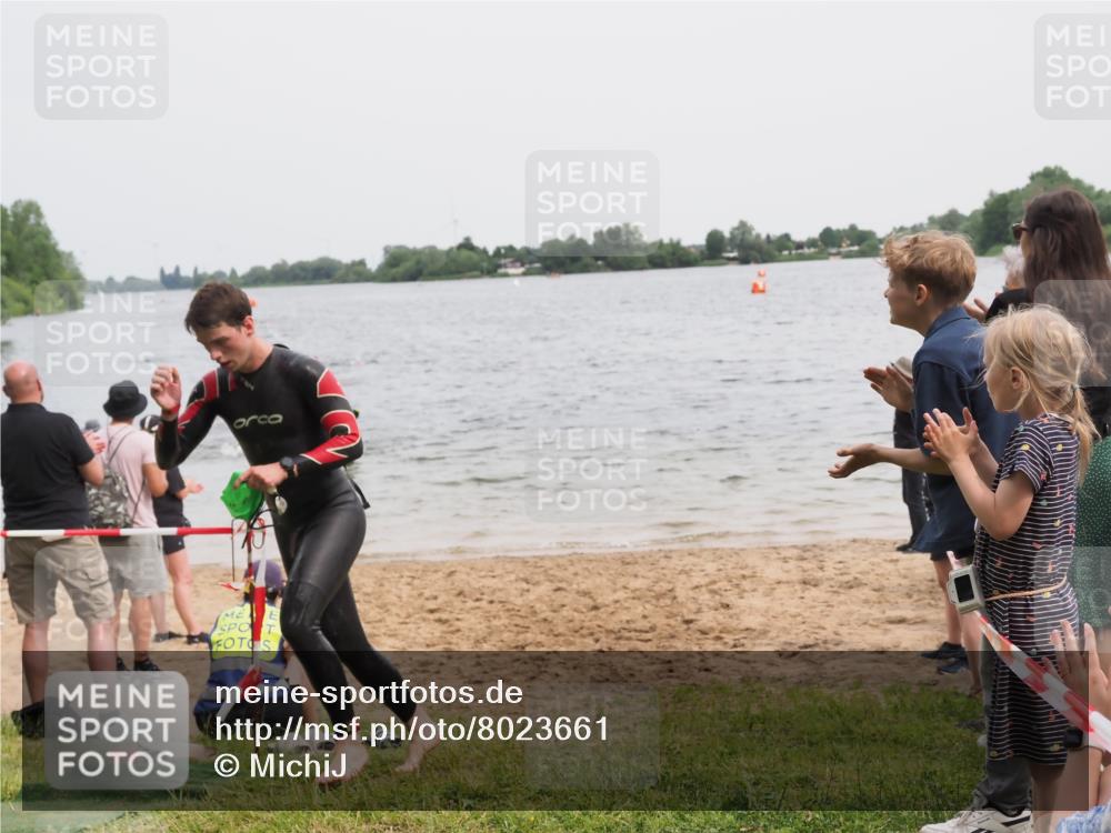 21.06.2025 - 27. Vierlanden-Triathlon MichiJ http://msf.ph/oto/8023661 15.06.2026 10:54:46 Schwimmen 695, 713 meine-sportfotos.de
