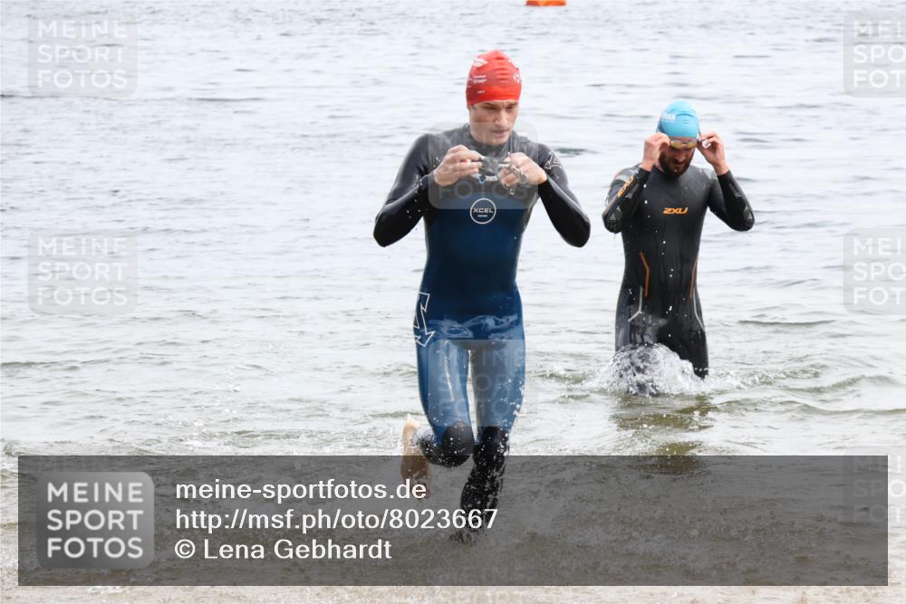15.06.2025 - 27. Vierlanden-Triathlon Lena Gebhardt http://msf.ph/oto/8023667 15.06.2025 10:53:50 Schwimmen 650, 726, 757 meine-sportfotos.de