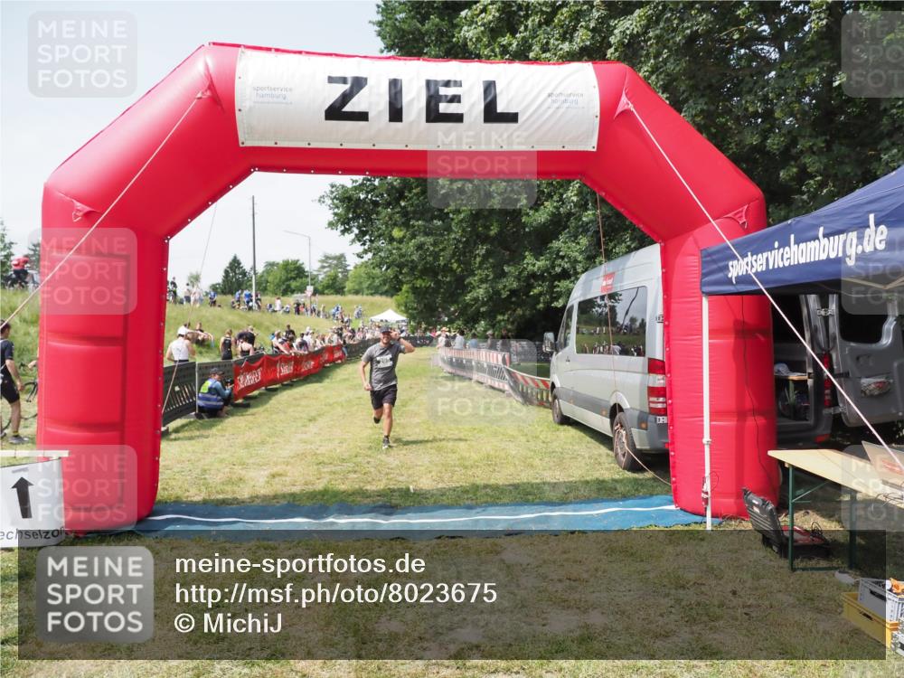 21.06.2025 - 27. Vierlanden-Triathlon MichiJ http://msf.ph/oto/8023675 15.06.2026 11:48:17 Ziel 295 meine-sportfotos.de