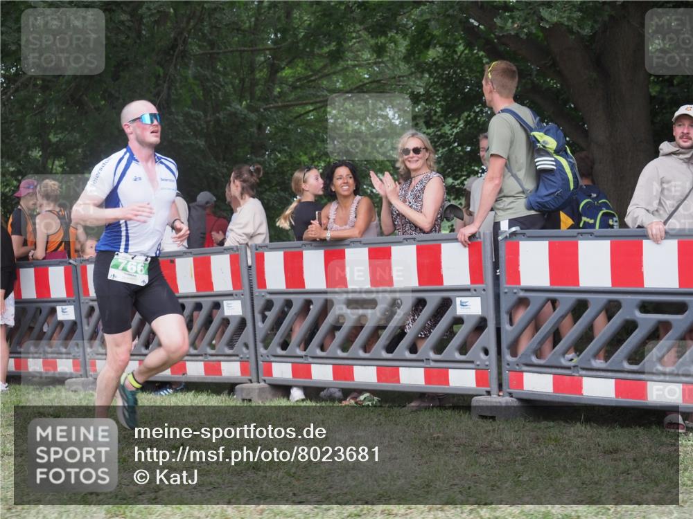 21.06.2025 - 27. Vierlanden-Triathlon KatJ http://msf.ph/oto/8023681 15.06.2025 13:25:03 Ziel 766 meine-sportfotos.de