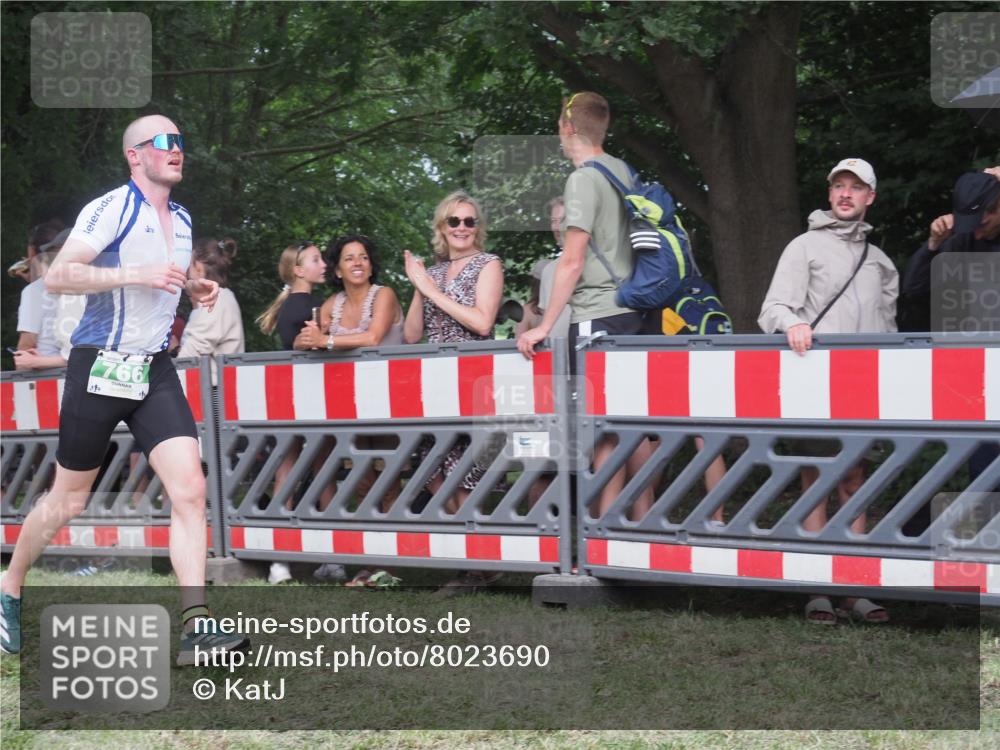 21.06.2025 - 27. Vierlanden-Triathlon KatJ http://msf.ph/oto/8023690 15.06.2025 13:25:04 Ziel 766 meine-sportfotos.de