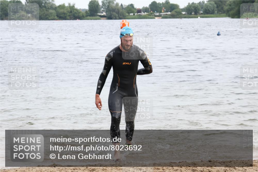 15.06.2025 - 27. Vierlanden-Triathlon Lena Gebhardt http://msf.ph/oto/8023692 15.06.2025 10:53:55 Schwimmen 650, 726, 757 meine-sportfotos.de