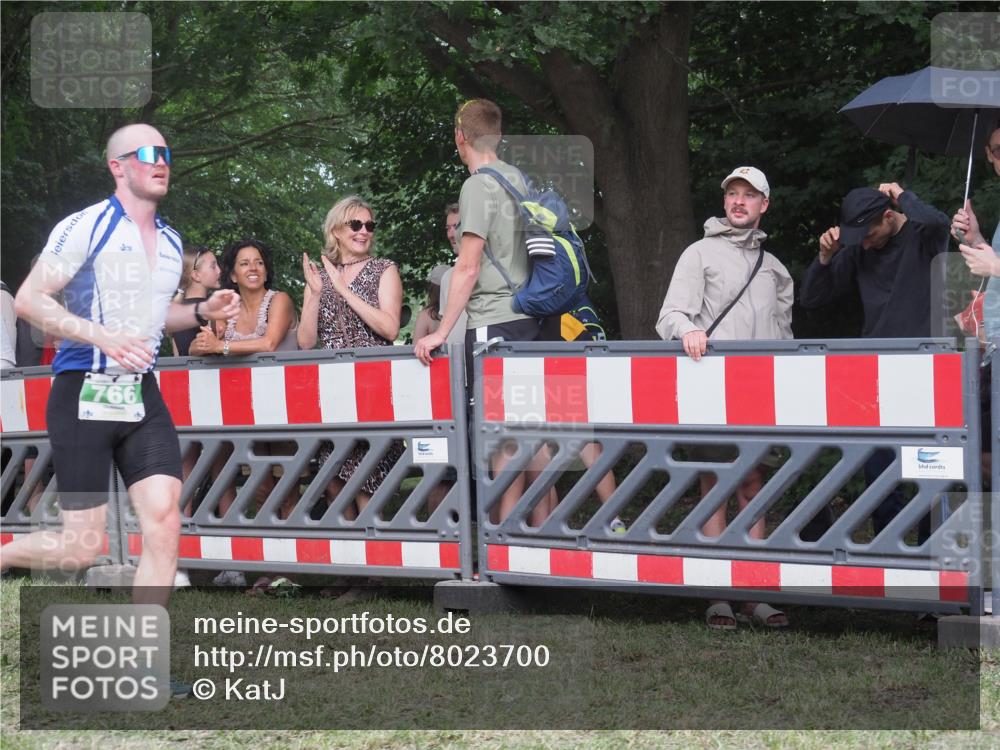 21.06.2025 - 27. Vierlanden-Triathlon KatJ http://msf.ph/oto/8023700 15.06.2025 13:25:04 Ziel 766 meine-sportfotos.de