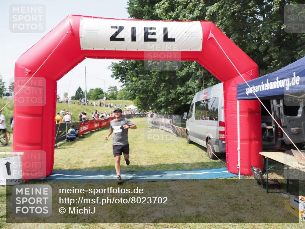 21.06.2025 - 27. Vierlanden-Triathlon MichiJ http://msf.ph/oto/8023702 15.06.2026 11:48:18 Ziel 295 meine-sportfotos.de