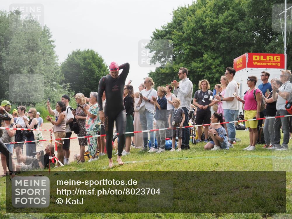 15.06.2025 - 27. Vierlanden-Triathlon KatJ http://msf.ph/oto/8023704 15.06.2025 10:56:52 Schwimmen 642, 651, 685, 688, 691, 755 meine-sportfotos.de