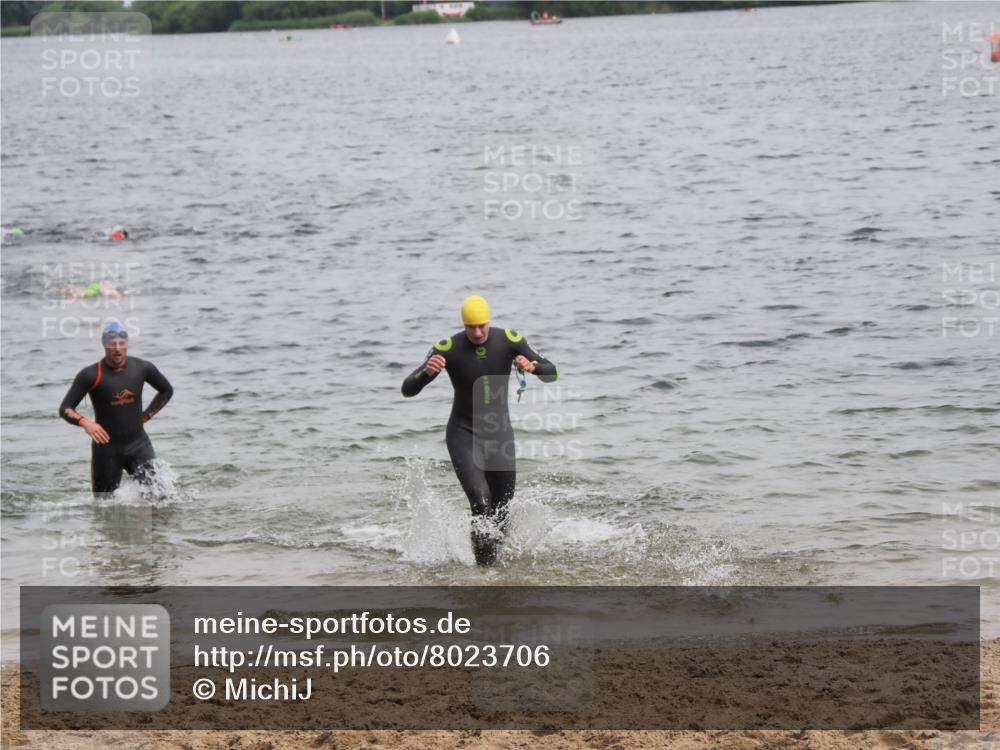 21.06.2025 - 27. Vierlanden-Triathlon MichiJ http://msf.ph/oto/8023706 15.06.2026 10:54:52 Schwimmen 677, 713, 744, 761 meine-sportfotos.de