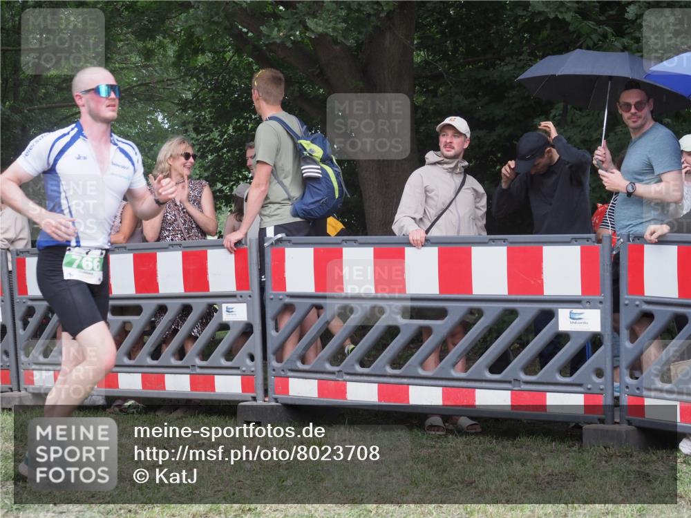 21.06.2025 - 27. Vierlanden-Triathlon KatJ http://msf.ph/oto/8023708 15.06.2025 13:25:04 Ziel 766 meine-sportfotos.de