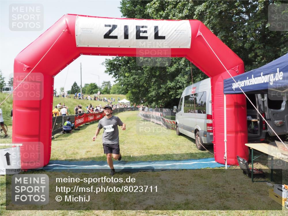 21.06.2025 - 27. Vierlanden-Triathlon MichiJ http://msf.ph/oto/8023711 15.06.2026 11:48:18 Ziel 295 meine-sportfotos.de