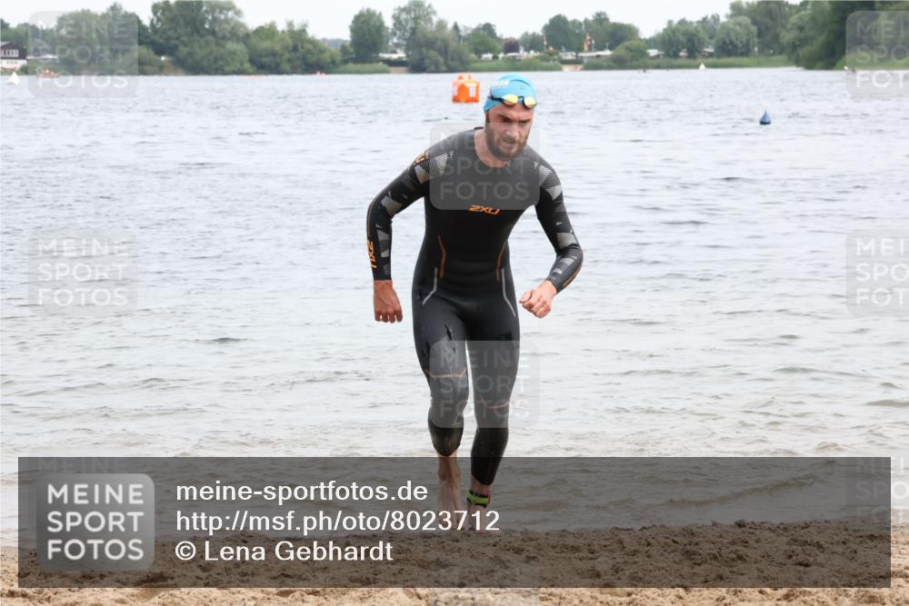 15.06.2025 - 27. Vierlanden-Triathlon Lena Gebhardt http://msf.ph/oto/8023712 15.06.2025 10:53:56 Schwimmen 650, 726, 757 meine-sportfotos.de