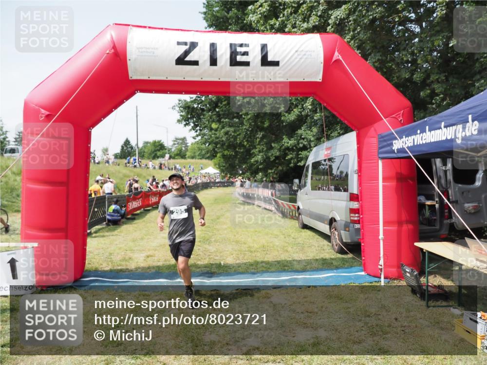 21.06.2025 - 27. Vierlanden-Triathlon MichiJ http://msf.ph/oto/8023721 15.06.2026 11:48:18 Ziel 295 meine-sportfotos.de
