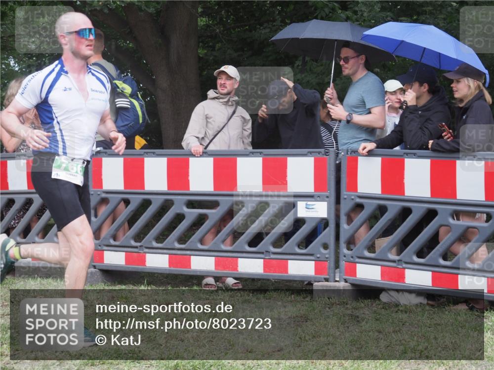21.06.2025 - 27. Vierlanden-Triathlon KatJ http://msf.ph/oto/8023723 15.06.2025 13:25:04 Ziel 766 meine-sportfotos.de