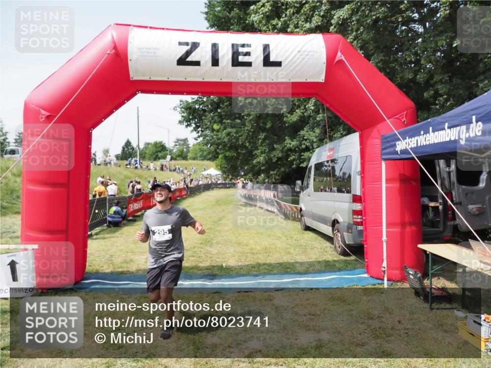 21.06.2025 - 27. Vierlanden-Triathlon MichiJ http://msf.ph/oto/8023741 15.06.2026 11:48:19 Ziel 295 meine-sportfotos.de